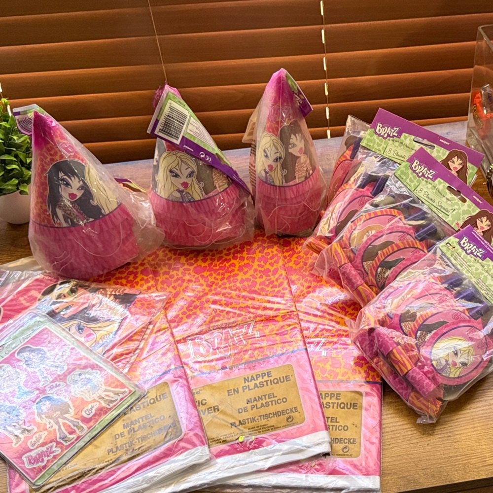 Bratz Party Bundle 3 table covers 24 horns 24 hats, stickers 8 bags